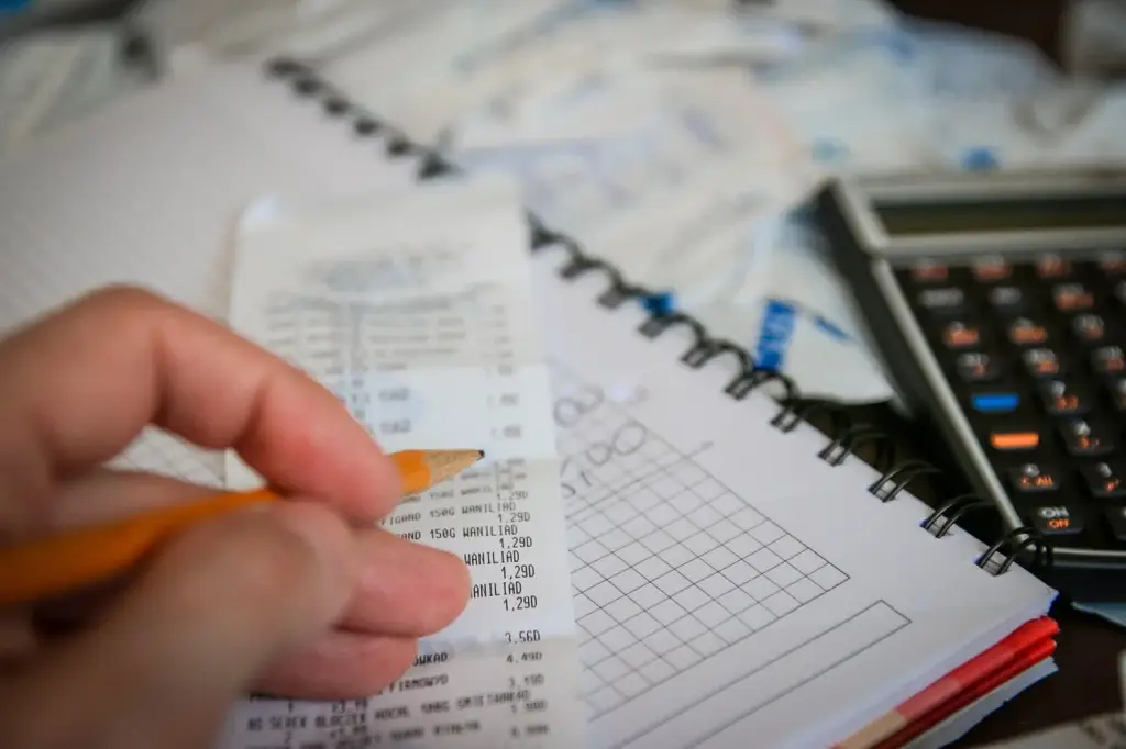 Person using a calculator to compare intro periods on a 0% APR card offer
