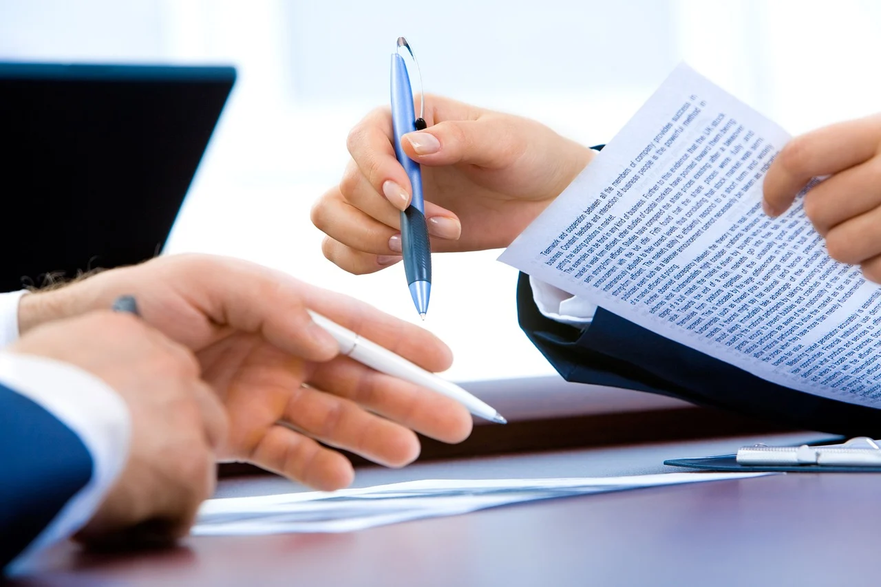 Credit card and paperwork on a desk while reviewing a 0% APR card application checklist