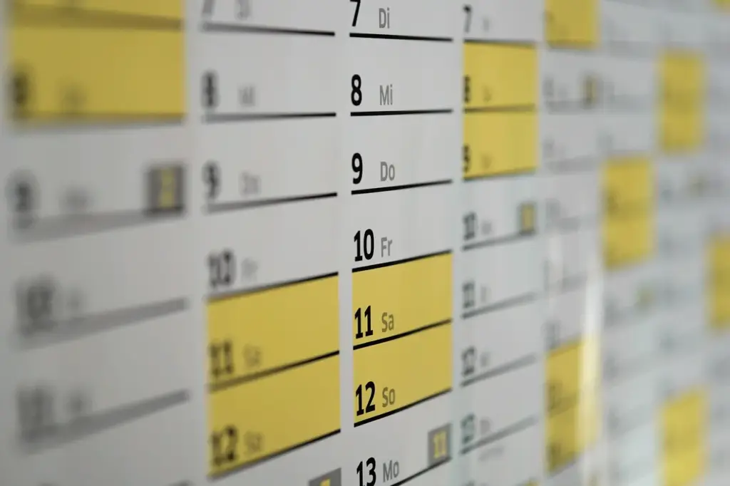 Paper wall calendar used to track the end date of a 0% APR on new purchases period