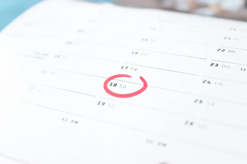 Calendar with a date circled in red, reminding you to avoid 0% APR credit card mistakes