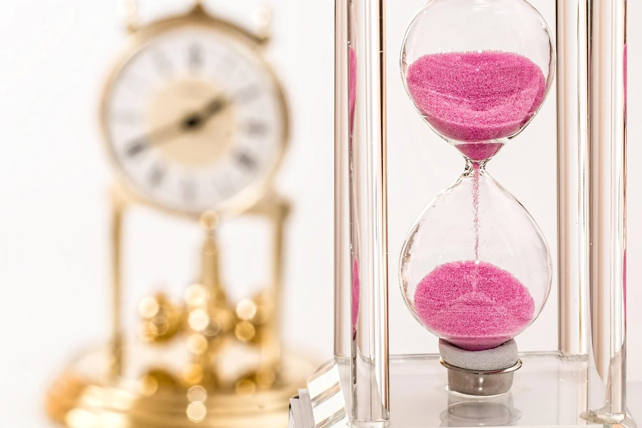 Person marking a calendar deadline to avoid interest when a 0% period expires