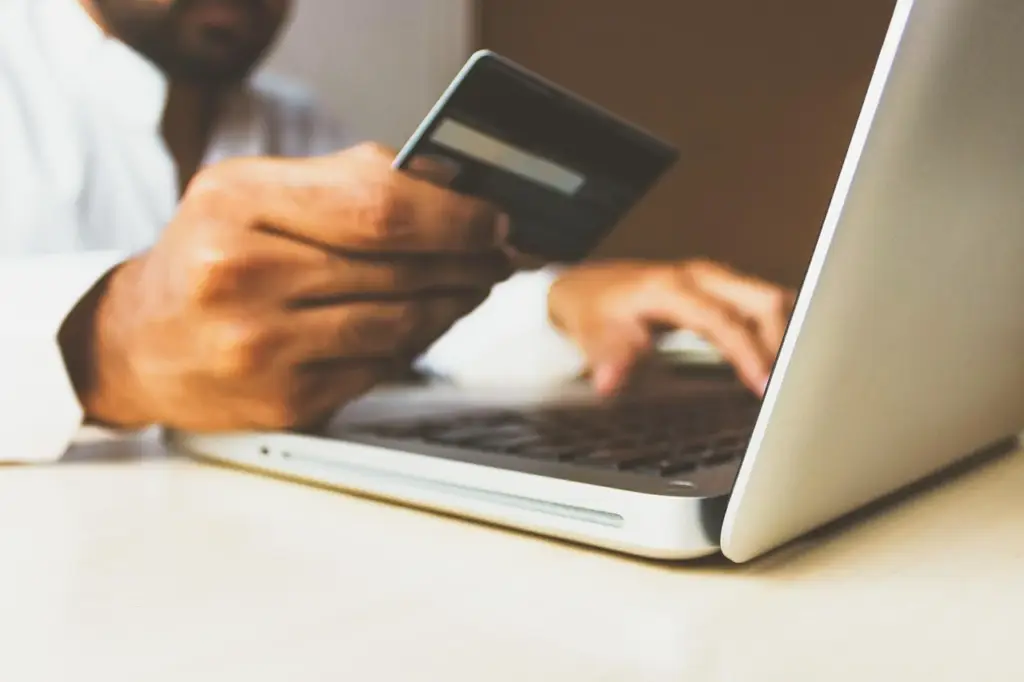 Person making an online credit card payment to avoid interest when the 0% period expires