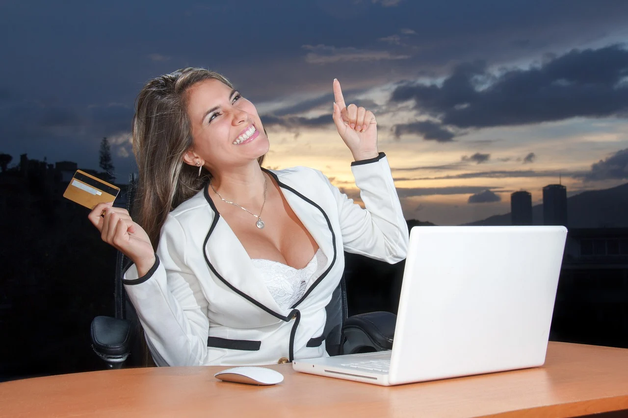 Credit card on a desk next to a laptop, symbolizing choosing a 0% APR card for big purchases