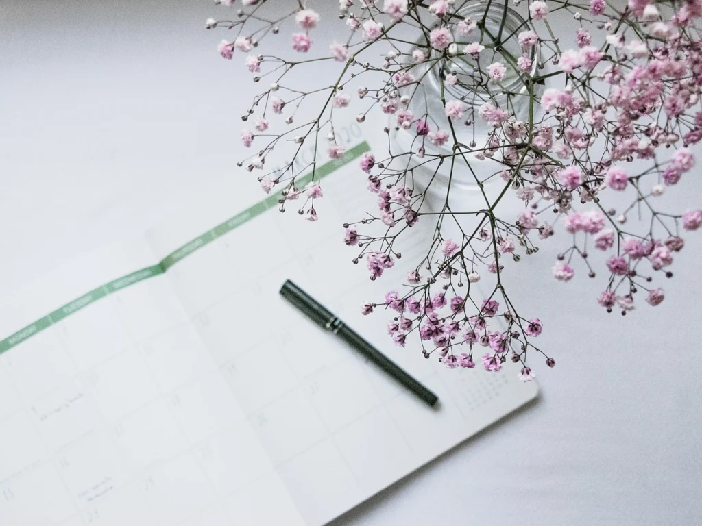 A calendar and pen marking a payoff date, a key step when you stack 0% APR deals